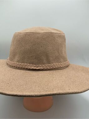 ASN The Harper hat in a tan or oatmeal felt material with a braided band NWT